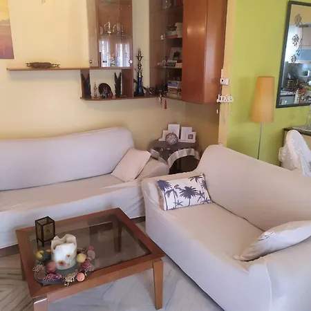 Comfortable Central By A Park Apartment Larissa