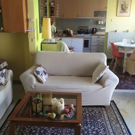 Apartment Comfortable Central By A Park Larissa